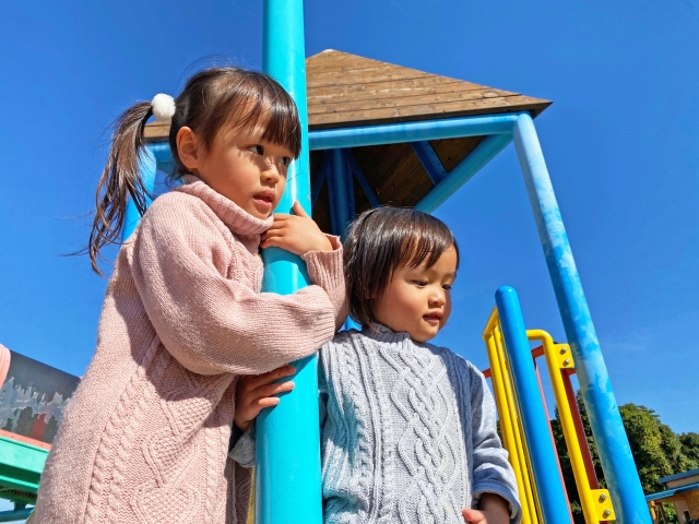 遊具で遊ぶこどもたち