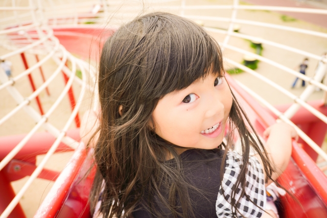 遊具で遊ぶ女の子